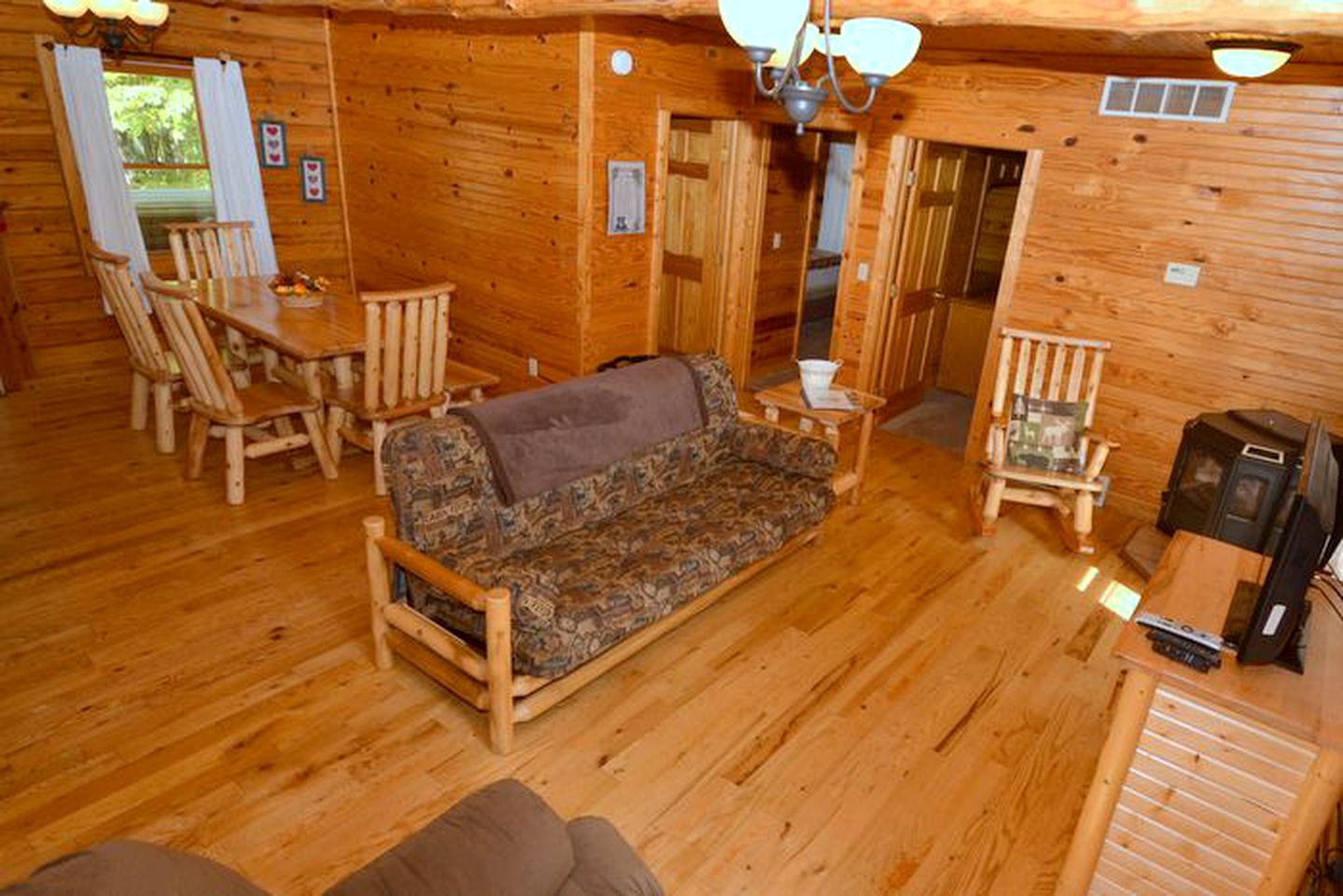 Log Cabin Rental with Hot Tub near Hocking Hills State Park in Ohio