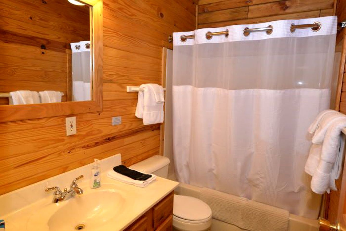 Log Cabin Rental with Hot Tub near Hocking Hills State Park in Ohio