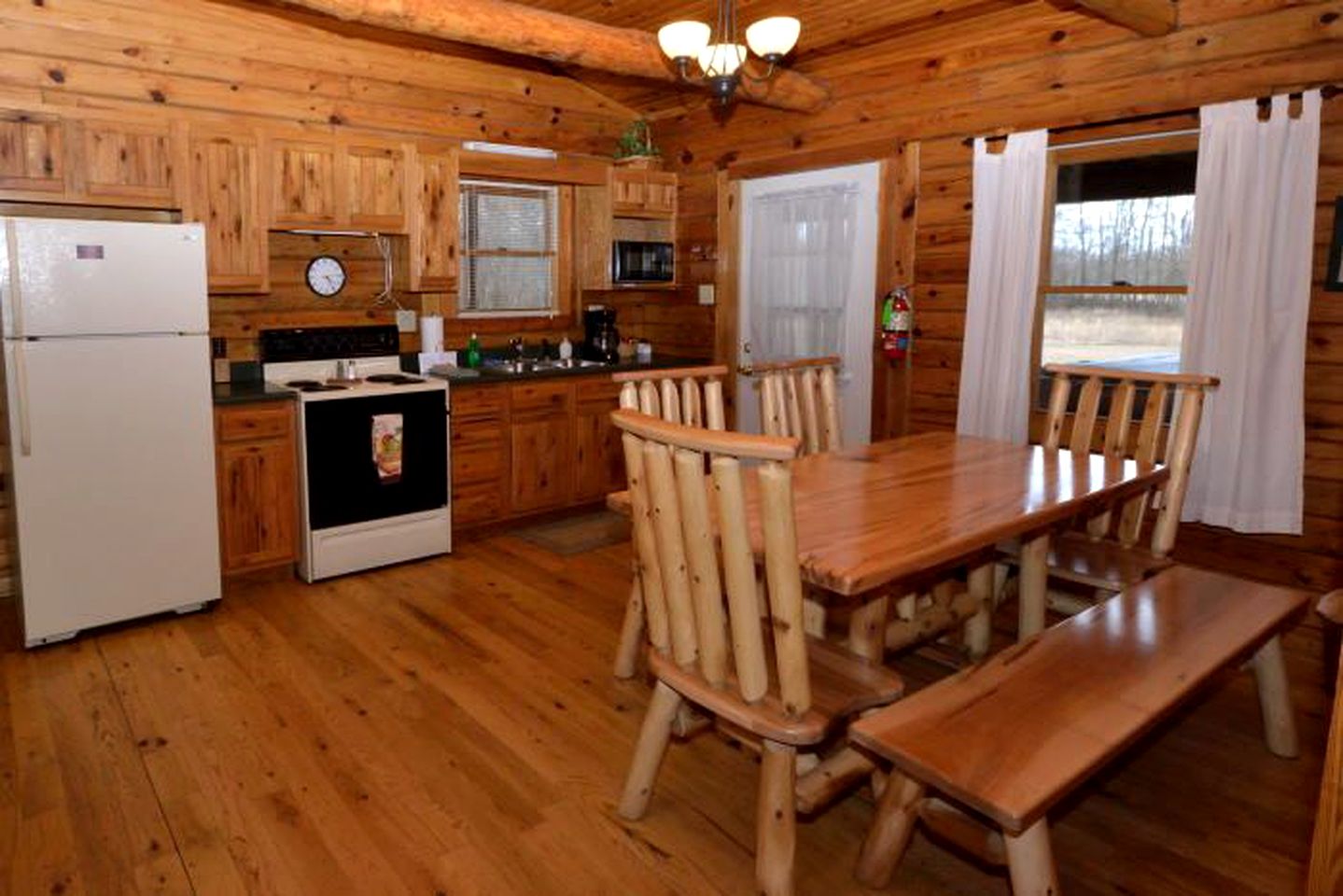 Log Cabin Rental with Hot Tub near Hocking Hills State Park in Ohio