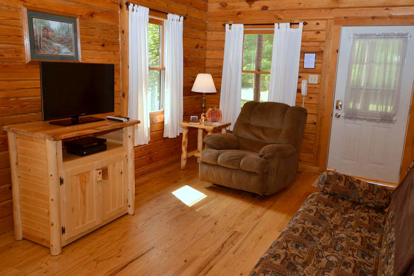 Log Cabin Rental with Hot Tub near Hocking Hills State Park in Ohio