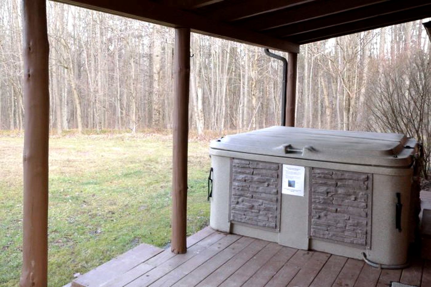 Log Cabin Rental with Hot Tub near Hocking Hills State Park in Ohio