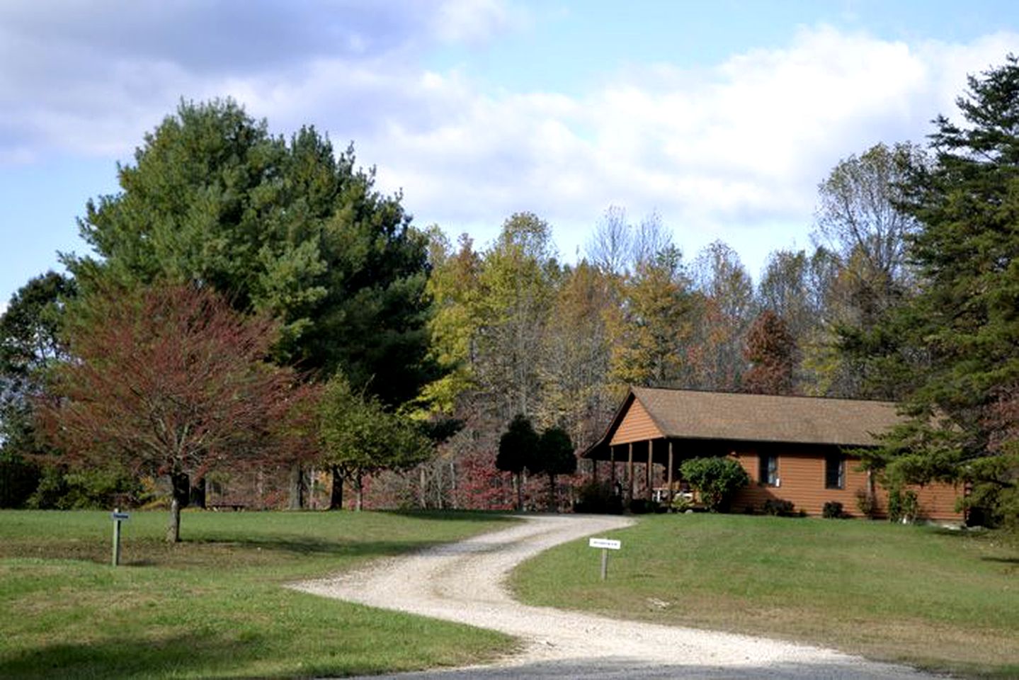 Log Cabin Rental with Hot Tub near Hocking Hills State Park in Ohio