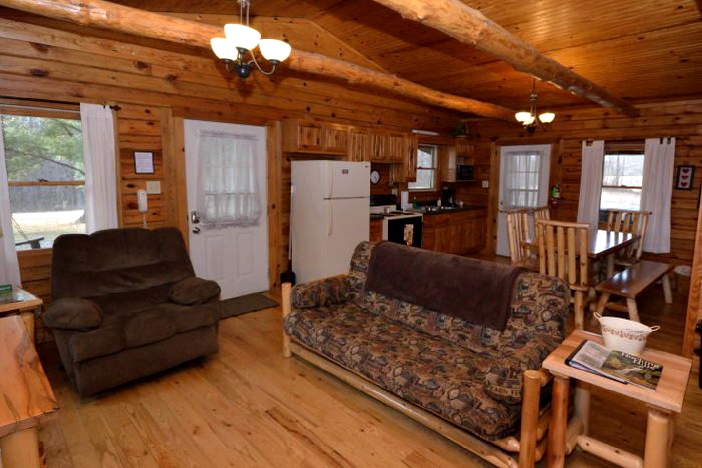 Log Cabin Rental with Hot Tub near Hocking Hills State Park in Ohio