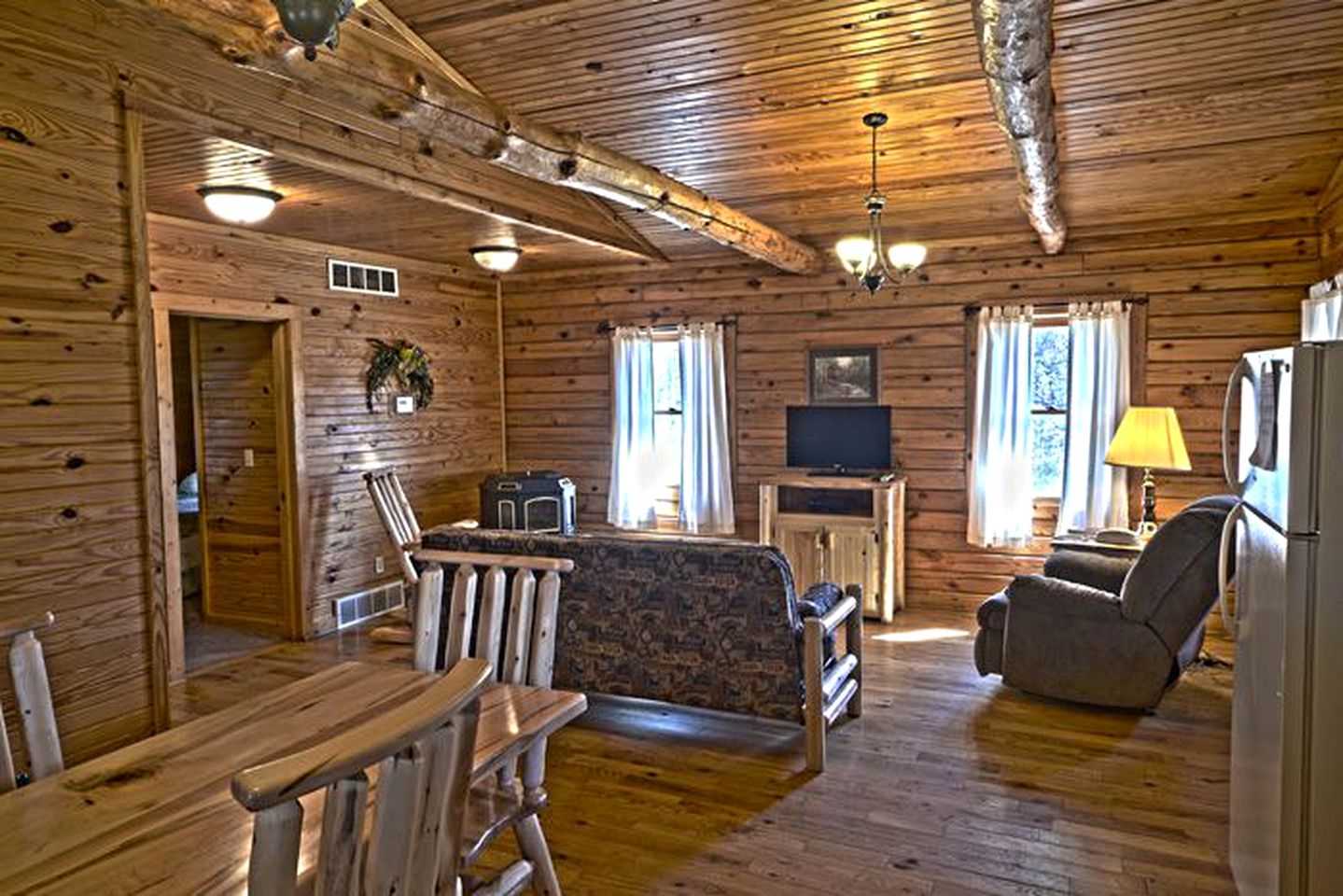 Log Cabin Rental with Hot Tub near Hocking Hills State Park in Ohio