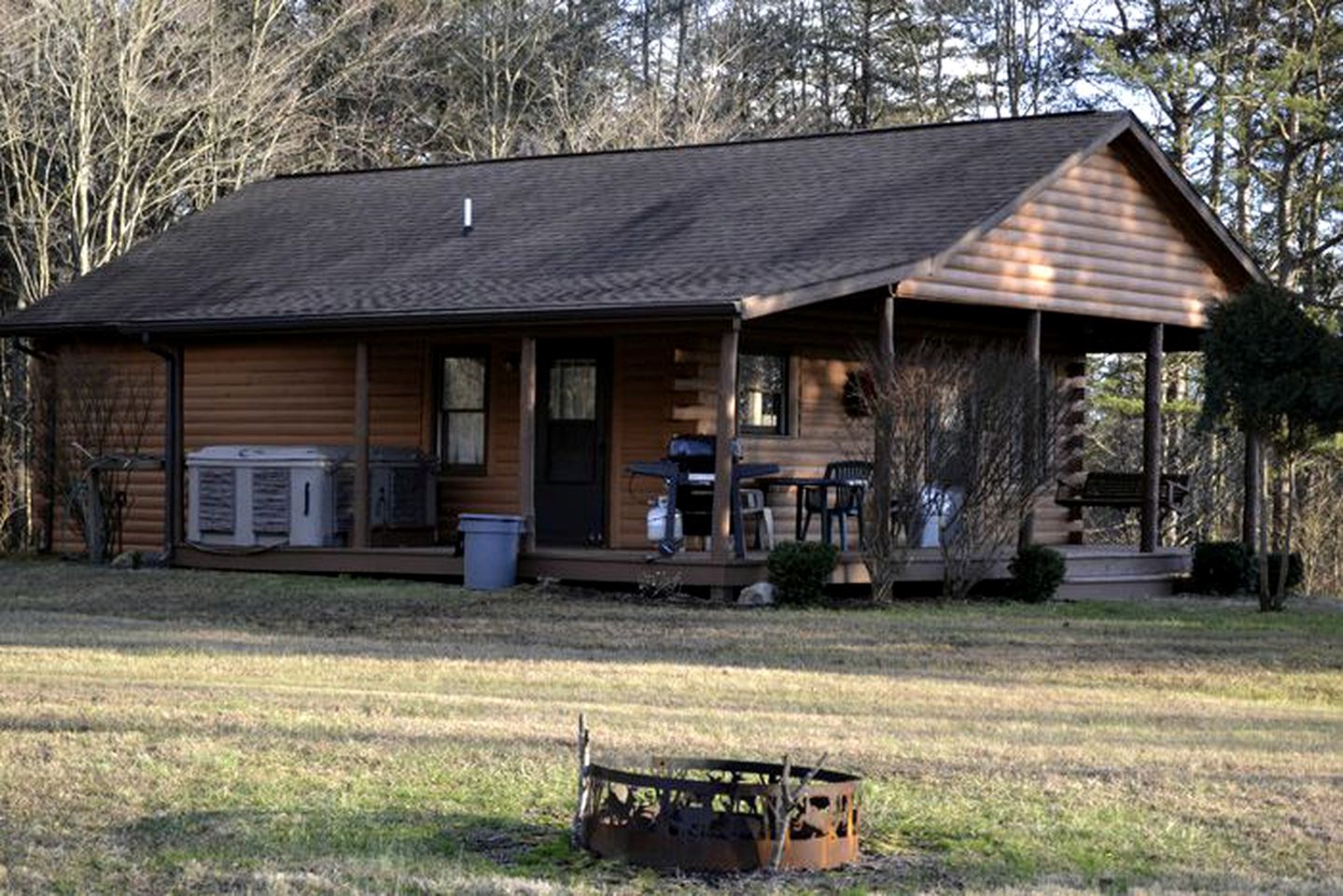 Log Cabin Rental with Hot Tub near Hocking Hills State Park in Ohio