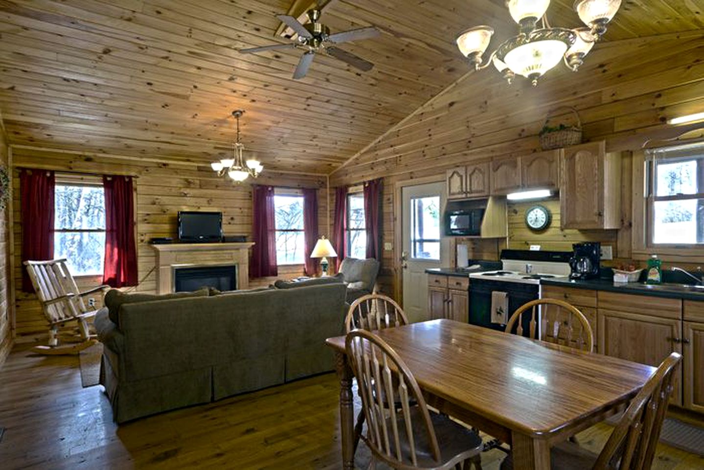 Romantic Forest Cabin Getaway near Cantwell Cliffs in Logan, Ohio