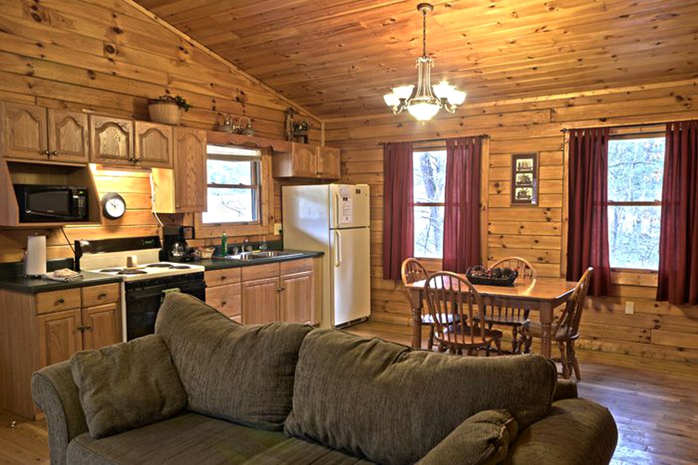 Romantic Forest Cabin Getaway near Cantwell Cliffs in Logan, Ohio