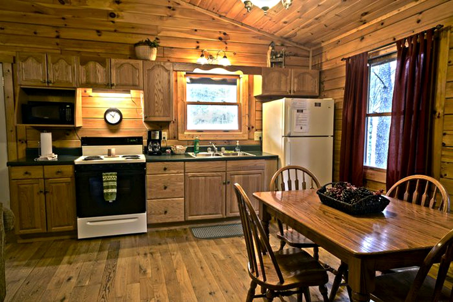 Romantic Forest Cabin Getaway near Cantwell Cliffs in Logan, Ohio