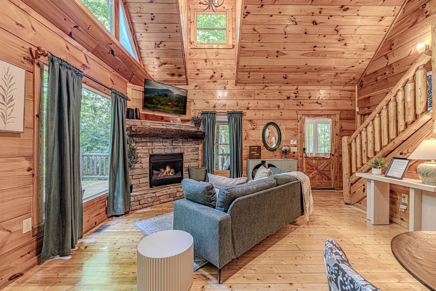 Cozy Smoky Mountain Cabin Escape • Hot Tub, Sauna & Mountain Views near Sevierville, Tennessee