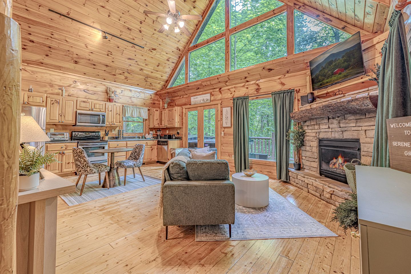 Cozy Smoky Mountain Cabin Escape • Hot Tub, Sauna & Mountain Views near Sevierville, Tennessee