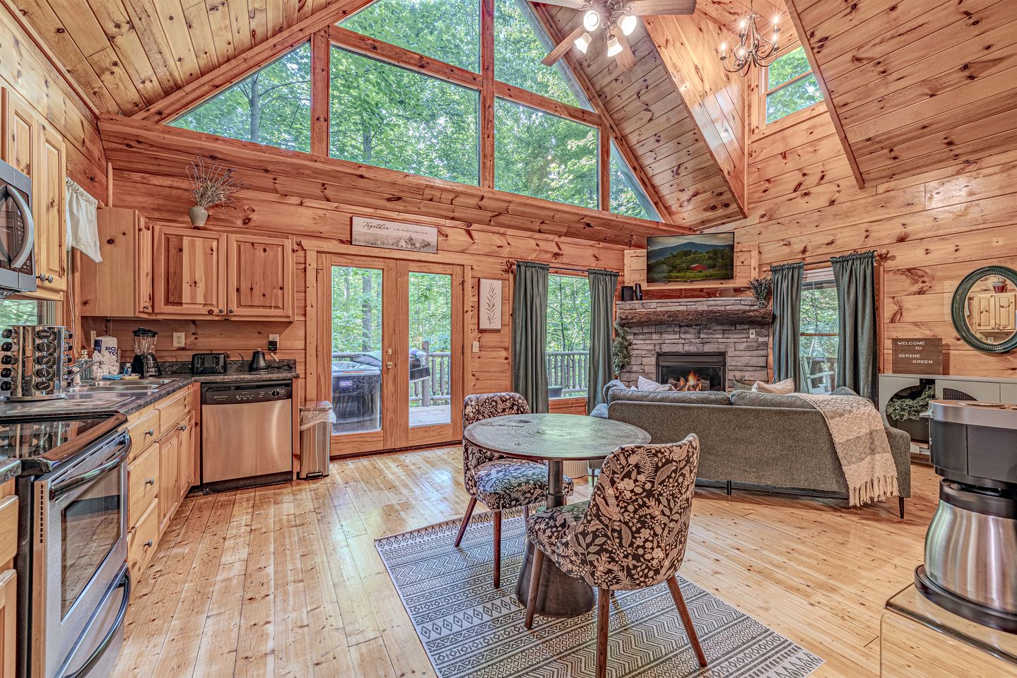 Cozy Smoky Mountain Cabin Escape • Hot Tub, Sauna & Mountain Views near Sevierville, Tennessee