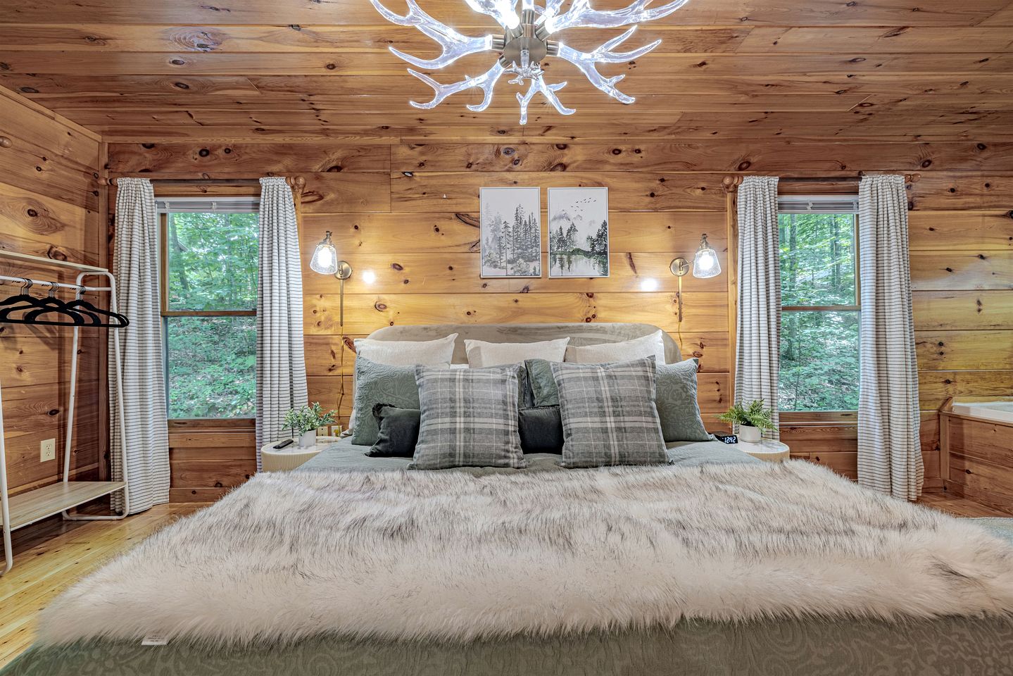 Cozy Smoky Mountain Cabin Escape • Hot Tub, Sauna & Mountain Views near Sevierville, Tennessee