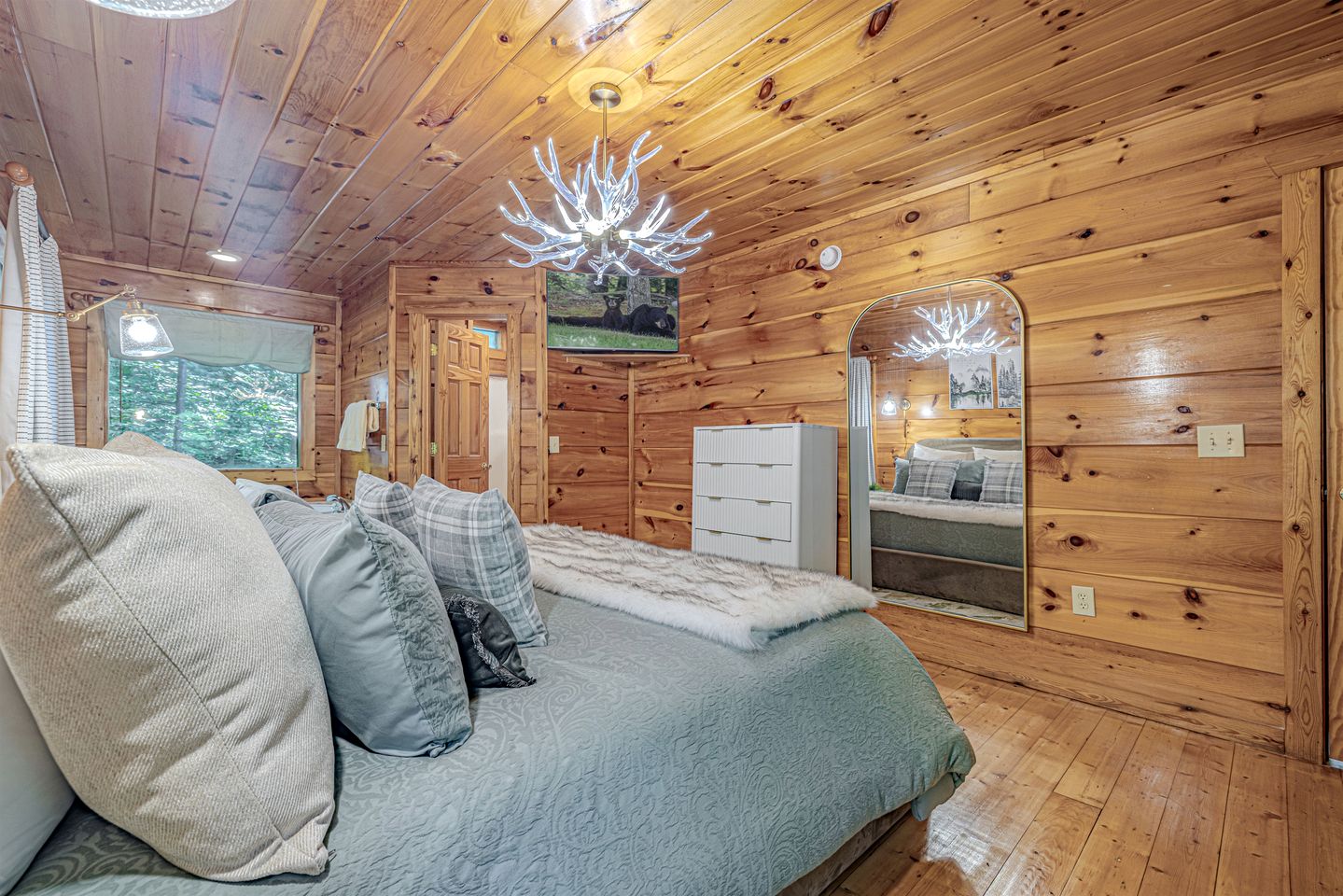 Cozy Smoky Mountain Cabin Escape • Hot Tub, Sauna & Mountain Views near Sevierville, Tennessee