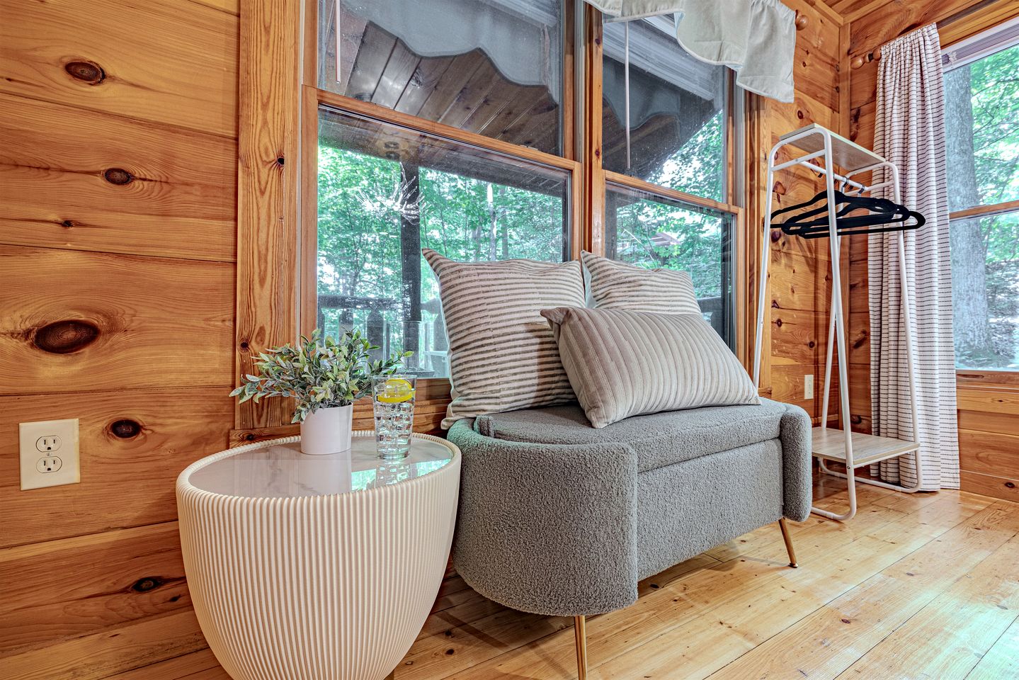 Cozy Smoky Mountain Cabin Escape • Hot Tub, Sauna & Mountain Views near Sevierville, Tennessee