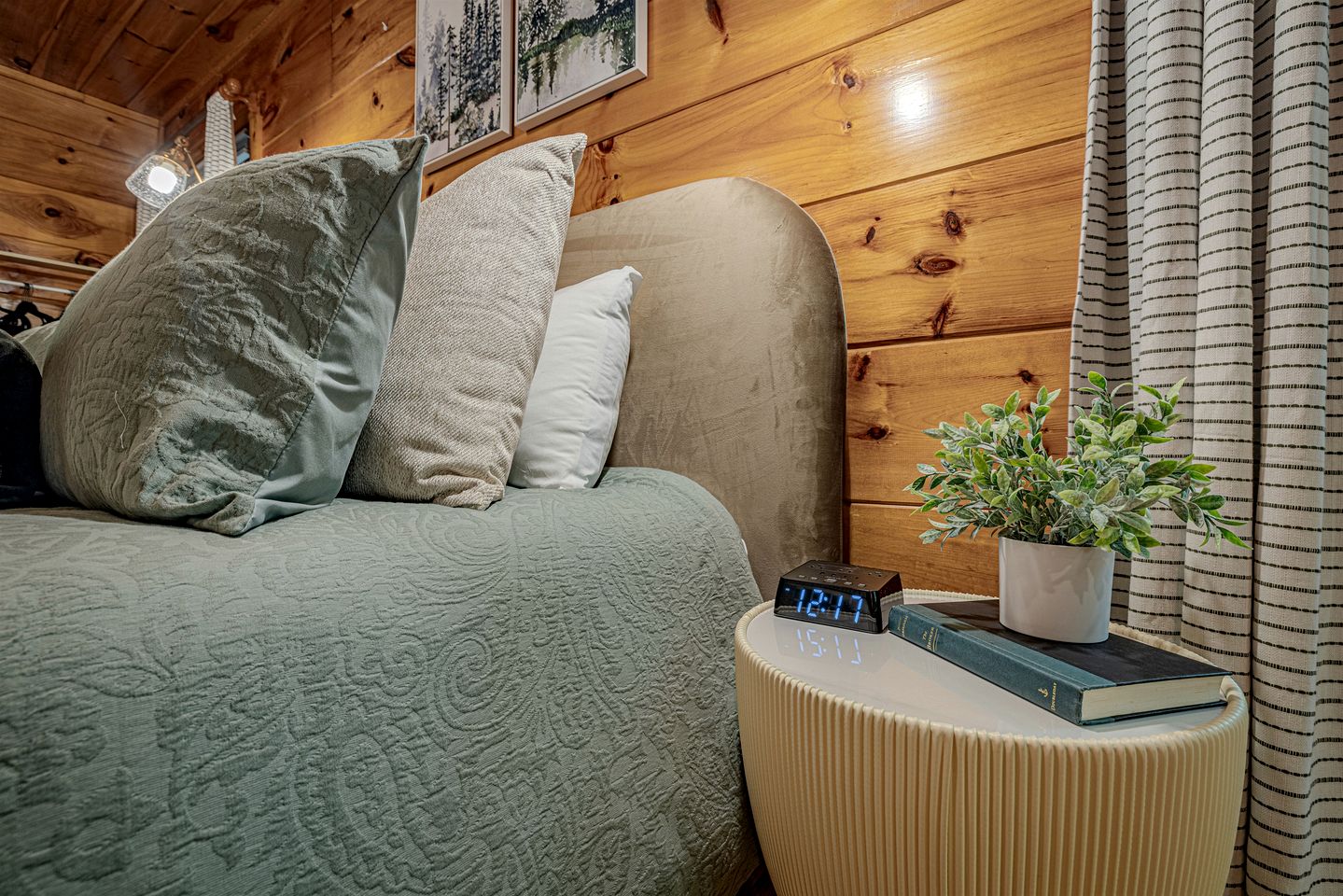 Cozy Smoky Mountain Cabin Escape • Hot Tub, Sauna & Mountain Views near Sevierville, Tennessee