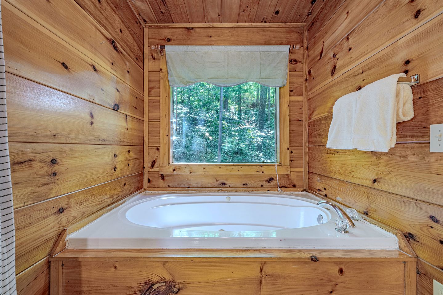 Cozy Smoky Mountain Cabin Escape • Hot Tub, Sauna & Mountain Views near Sevierville, Tennessee