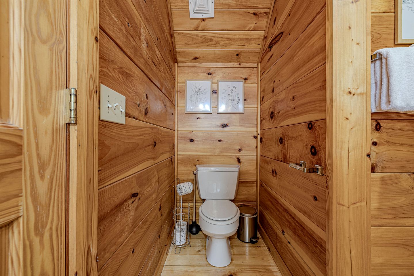 Cozy Smoky Mountain Cabin Escape • Hot Tub, Sauna & Mountain Views near Sevierville, Tennessee