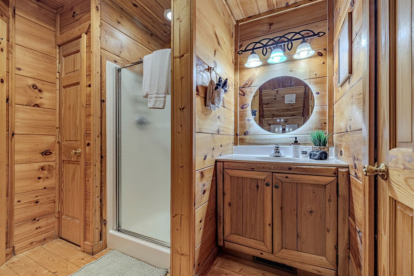 Cozy Smoky Mountain Cabin Escape • Hot Tub, Sauna & Mountain Views near Sevierville, Tennessee