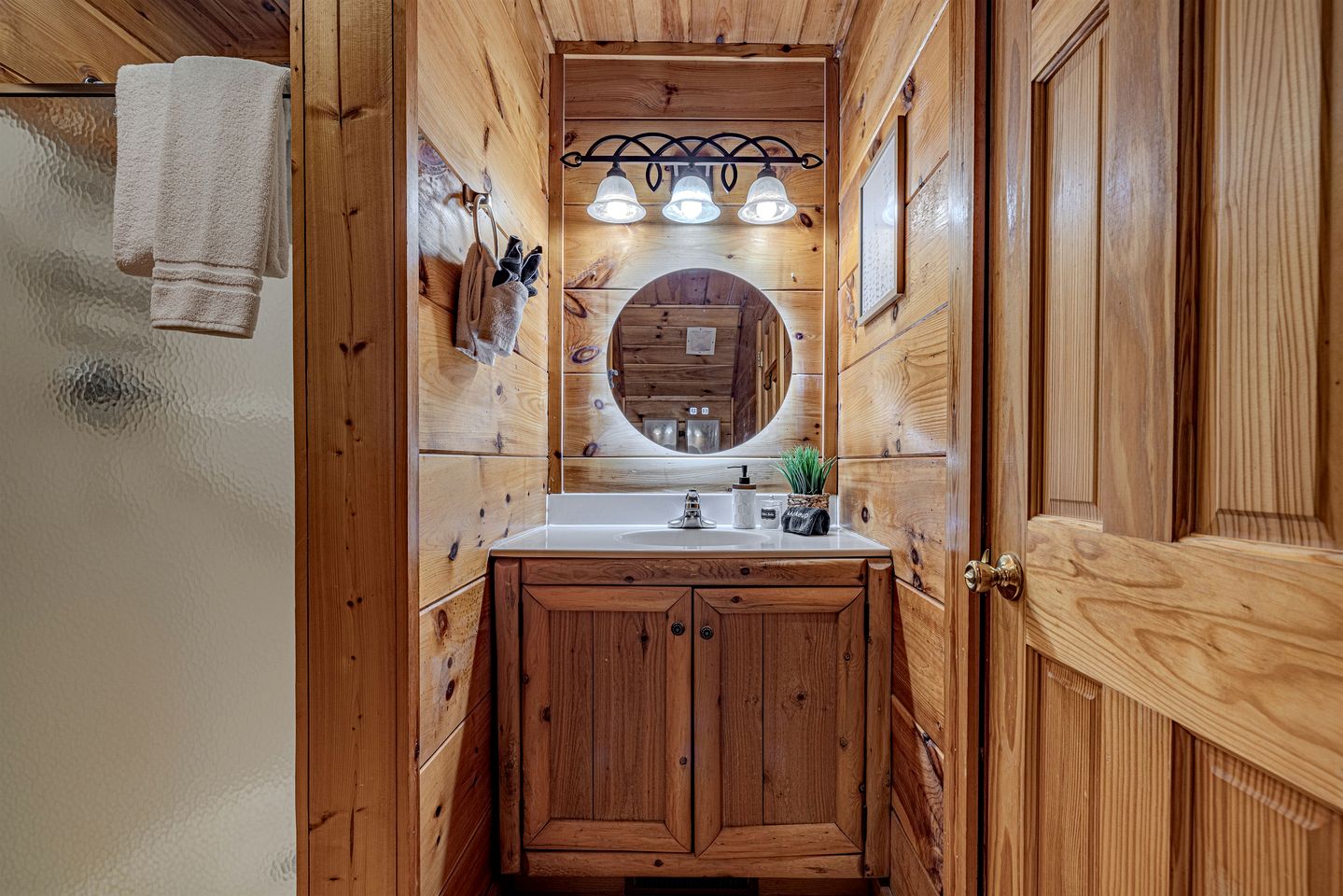 Cozy Smoky Mountain Cabin Escape • Hot Tub, Sauna & Mountain Views near Sevierville, Tennessee