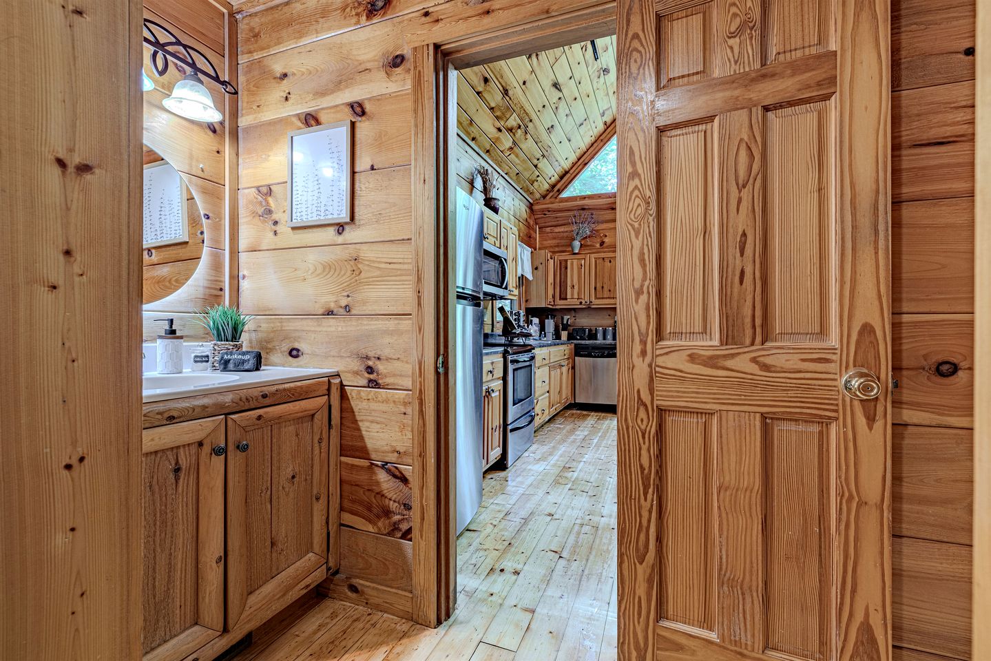 Cozy Smoky Mountain Cabin Escape • Hot Tub, Sauna & Mountain Views near Sevierville, Tennessee