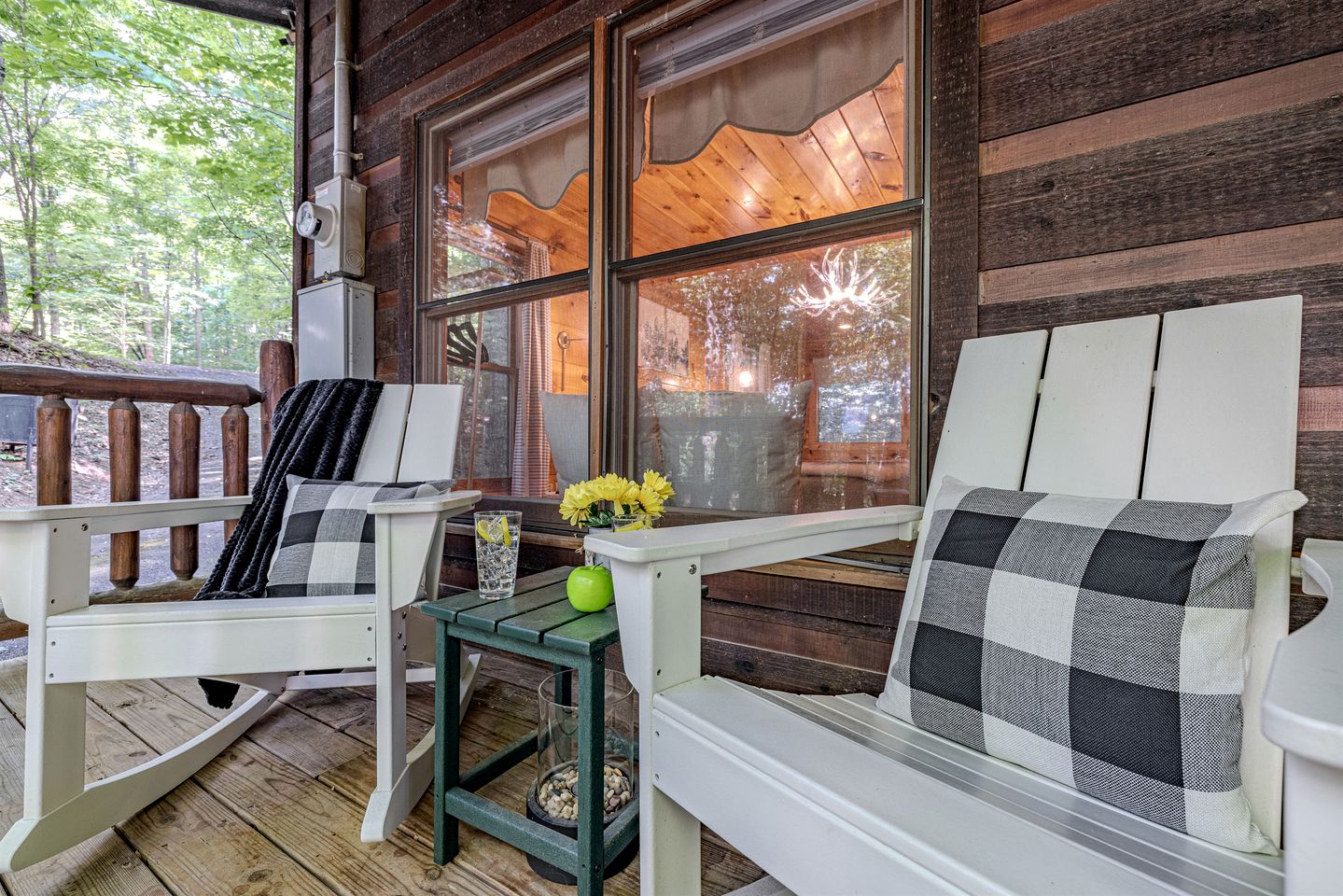 Cozy Smoky Mountain Cabin Escape • Hot Tub, Sauna & Mountain Views near Sevierville, Tennessee