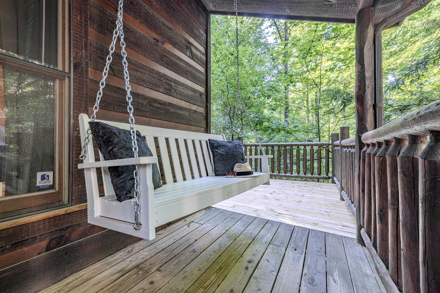 Cozy Smoky Mountain Cabin Escape • Hot Tub, Sauna & Mountain Views near Sevierville, Tennessee