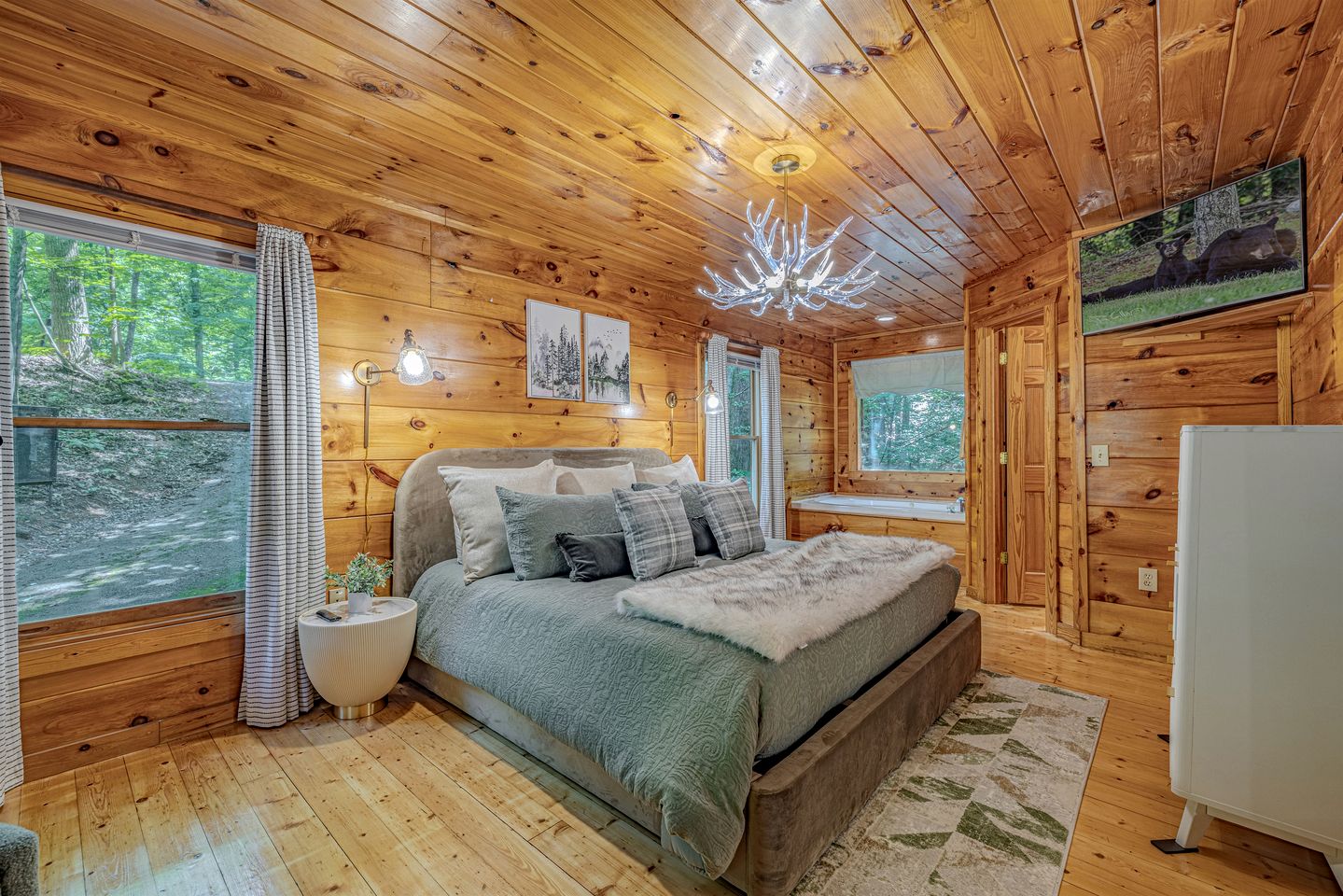 Cozy Smoky Mountain Cabin Escape • Hot Tub, Sauna & Mountain Views near Sevierville, Tennessee