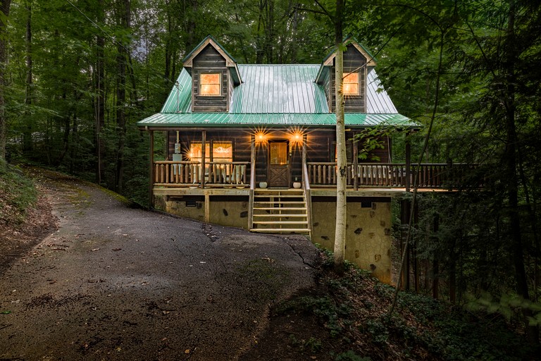 Cozy Smoky Mountain Cabin Escape • Hot Tub, Sauna & Mountain Views near Sevierville, Tennessee