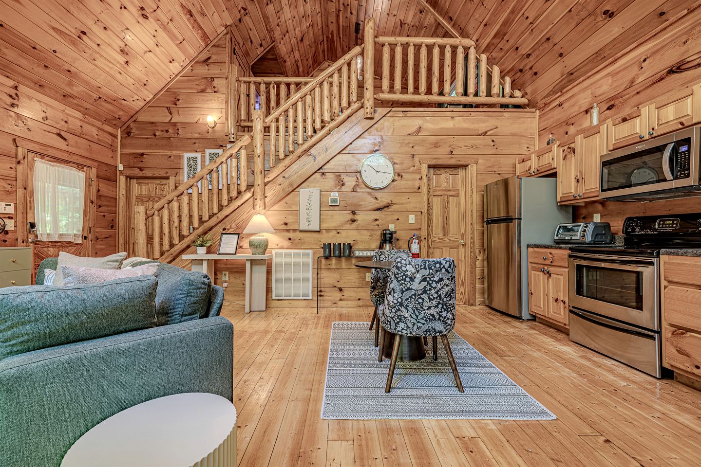 Cozy Smoky Mountain Cabin Escape • Hot Tub, Sauna & Mountain Views near Sevierville, Tennessee