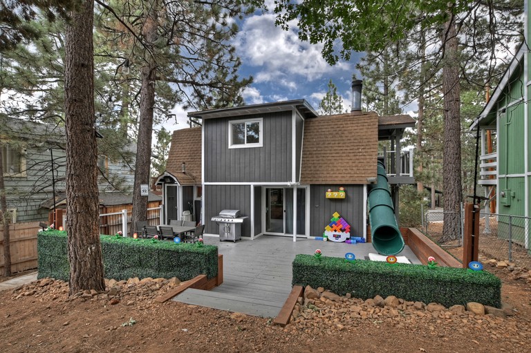 Newly Renovated Mountain Cabin with Epic Kids’ Slide Near Big Bear Lake, California