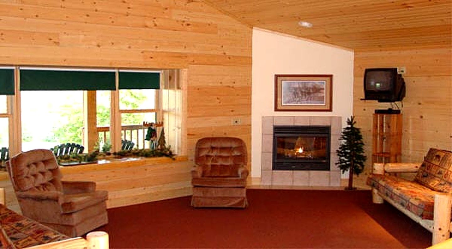 Gorgeous Cabin Surrounded by Trees and Incredible Views near Lanesboro, Minnesota