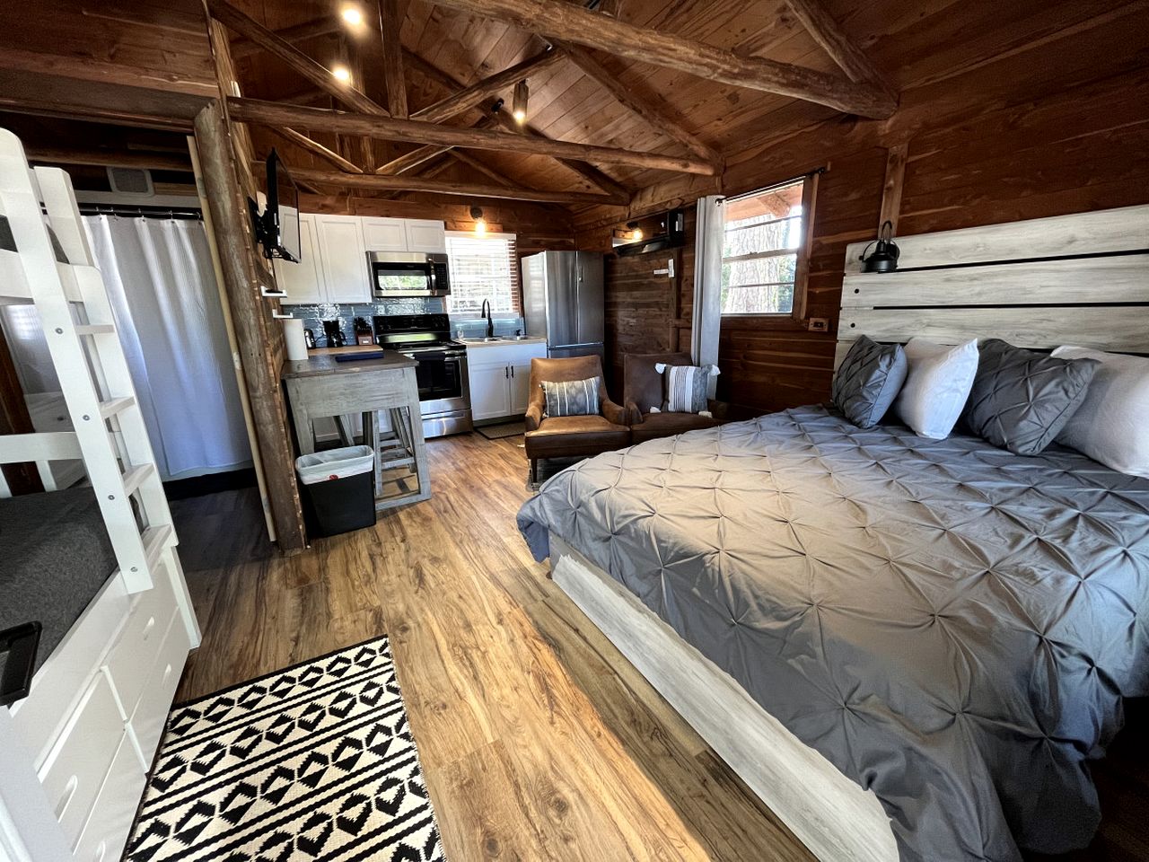 Incredible Lakefront Cabin for a Wonderful Family Adventure in Nature in Hemphill, Texas