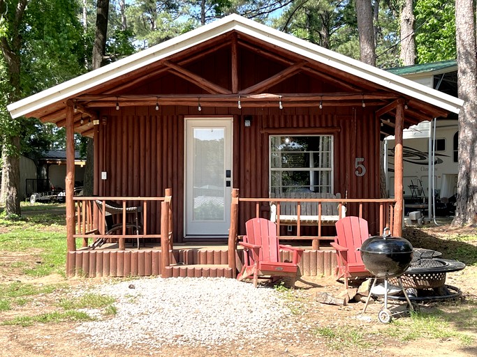 Incredible Lakefront Cabin for a Wonderful Family Adventure in Nature in Hemphill, Texas