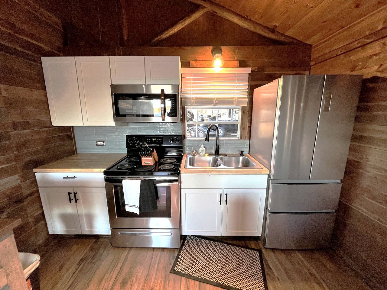 Incredible Lakefront Cabin for a Wonderful Family Adventure in Nature in Hemphill, Texas