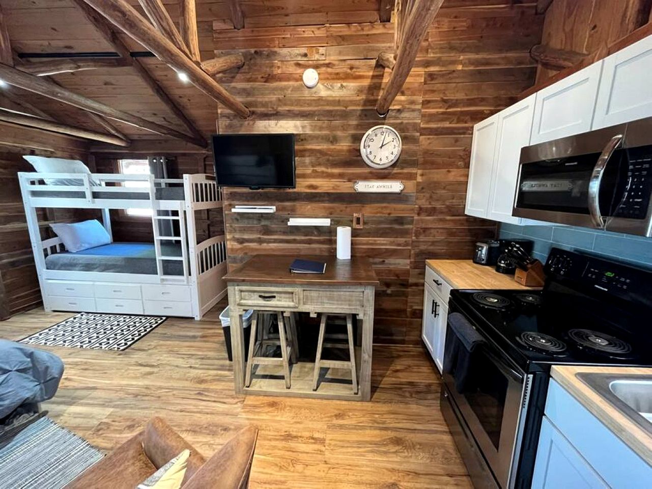 Incredible Lakefront Cabin for a Wonderful Family Adventure in Nature in Hemphill, Texas