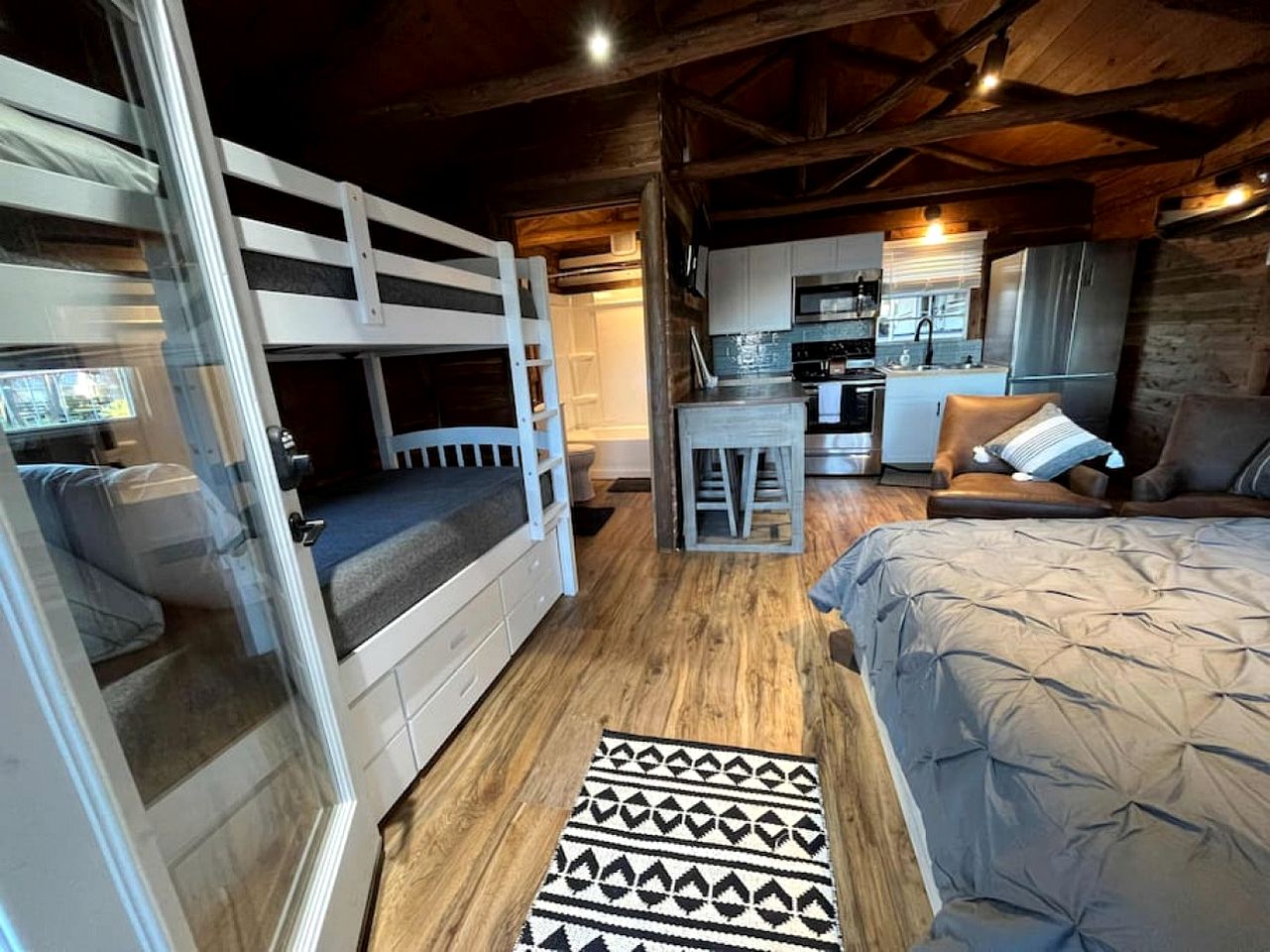 Incredible Lakefront Cabin for a Wonderful Family Adventure in Nature in Hemphill, Texas