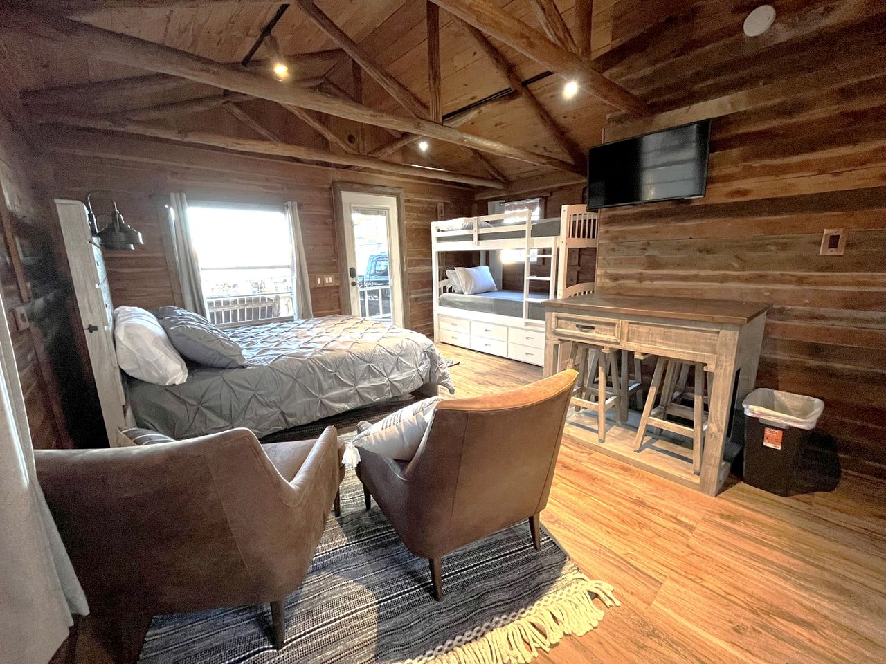 Incredible Lakefront Cabin for a Wonderful Family Adventure in Nature in Hemphill, Texas