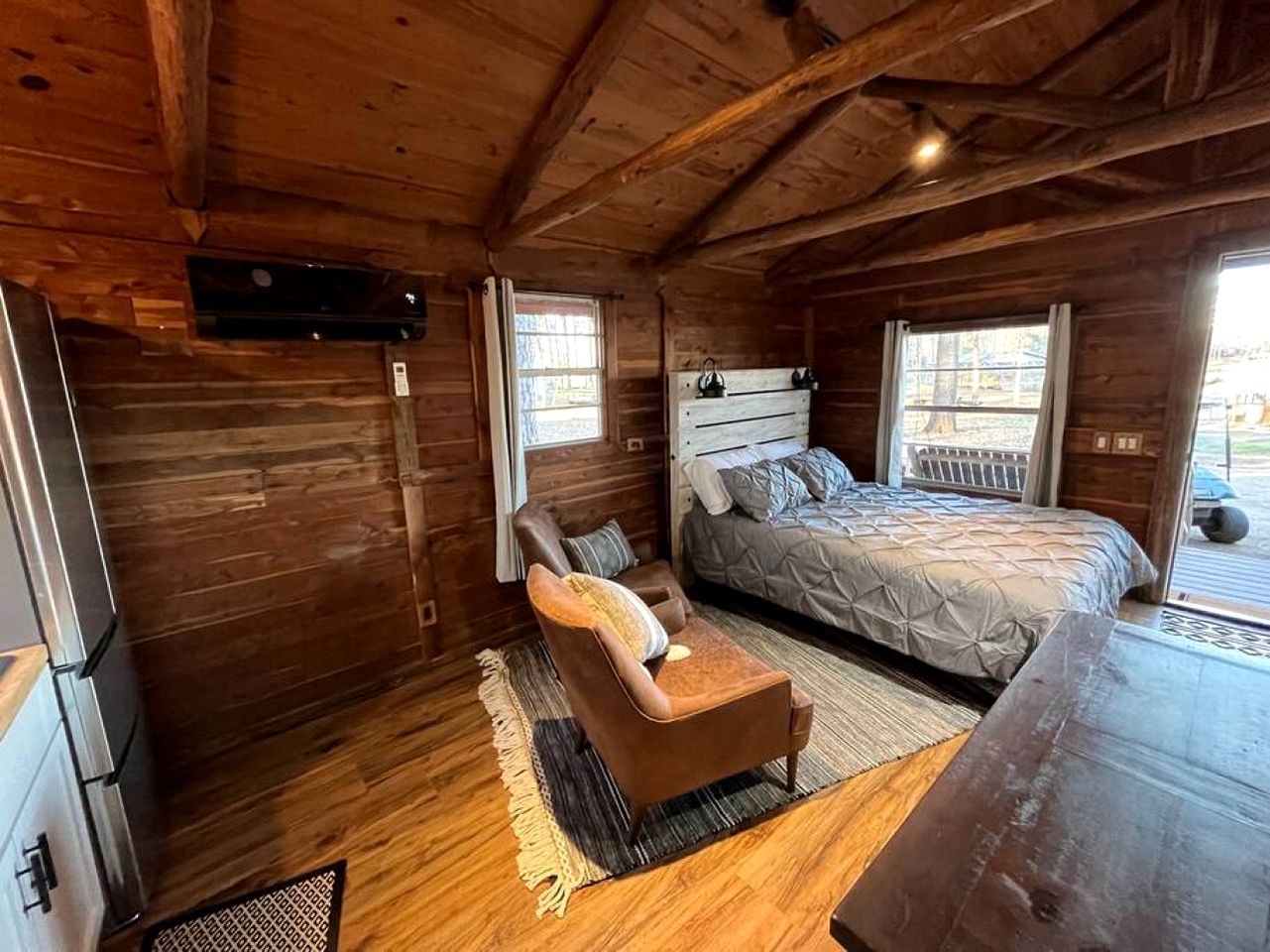 Incredible Lakefront Cabin for a Wonderful Family Adventure in Nature in Hemphill, Texas