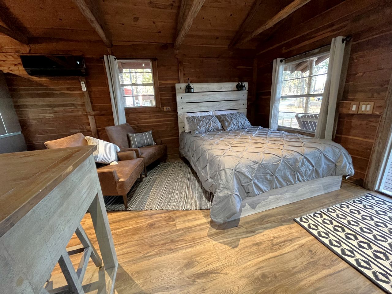 Incredible Lakefront Cabin for a Wonderful Family Adventure in Nature in Hemphill, Texas