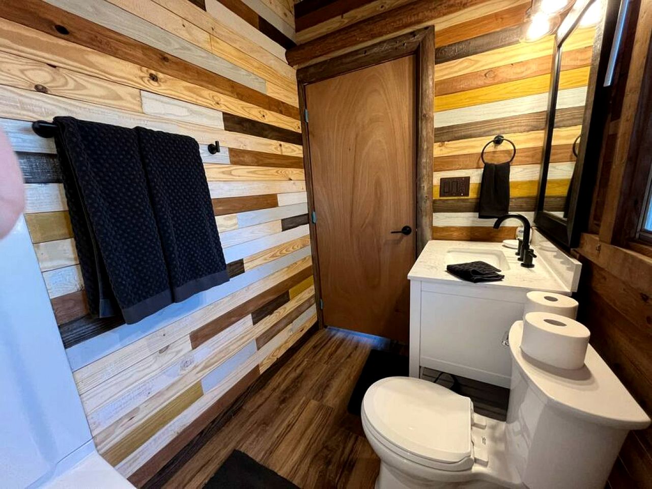 Incredible Lakefront Cabin for a Wonderful Family Adventure in Nature in Hemphill, Texas