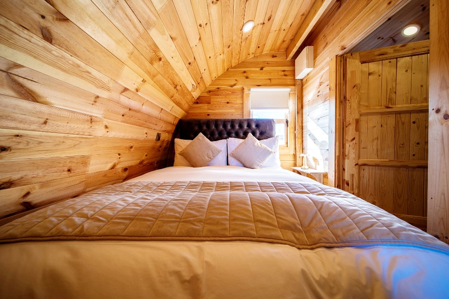 Family-Friendly Pods with Picnic Space Overlooking the Ocean in Ireland