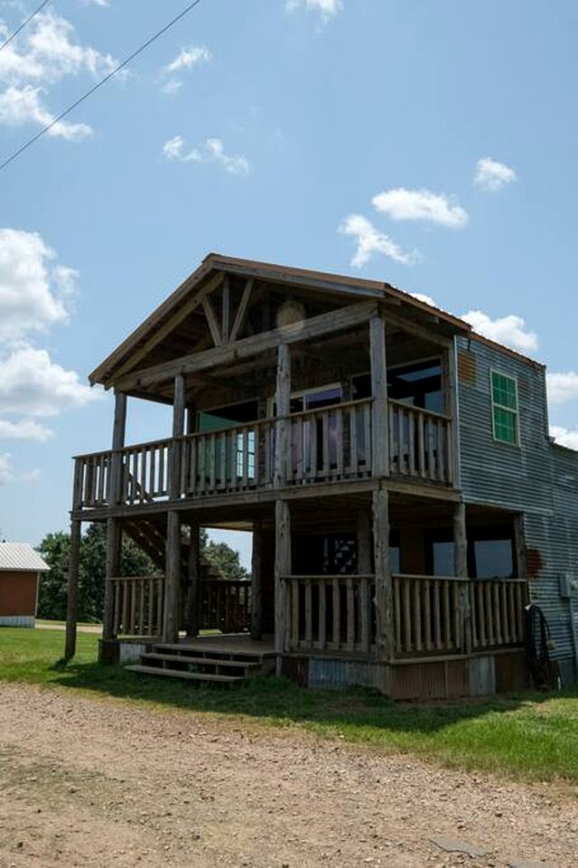 Friendship Under the Stars: Cabin Retreat for Reconnection in the Heart of Texas