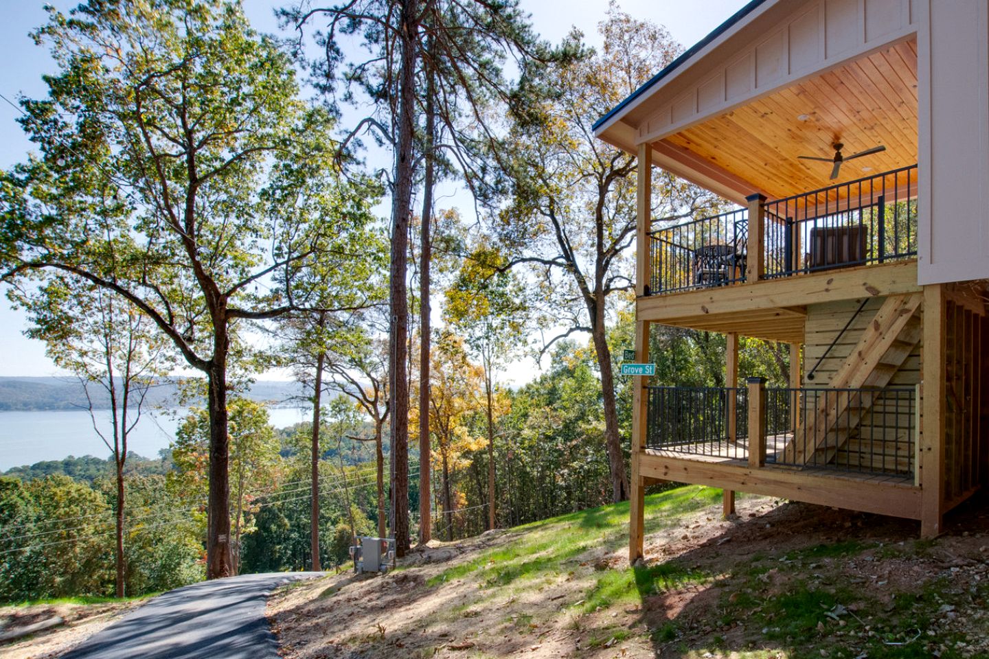 Charming Lake Cabin Retreat with Deck and Hot-Tub in Alabama