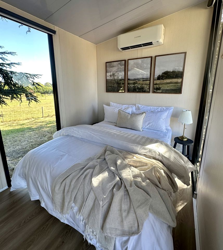 Cozy Tiny House with Barbecue Perfect for Couples Escapes in Melbourne, Victoria