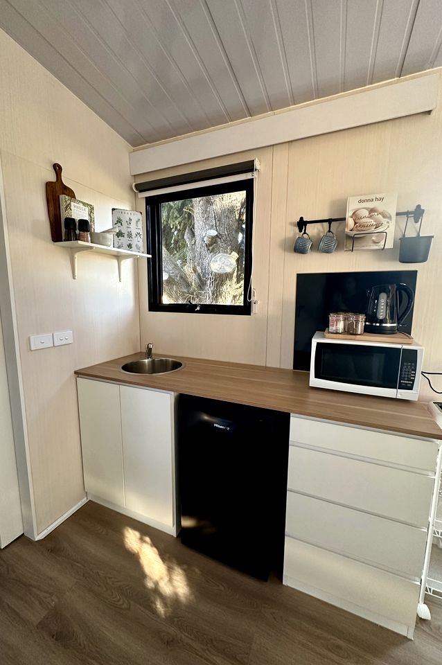 Cozy Tiny House with Barbecue Perfect for Couples Escapes in Melbourne, Victoria
