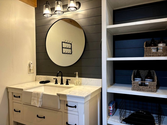 Stylish Dog-Friendly A-Frame Retreat with Deck & Fire Pit in Dahlonega, Georgia | Tiny Houses (Dahlonega, Georgia, United States of America)