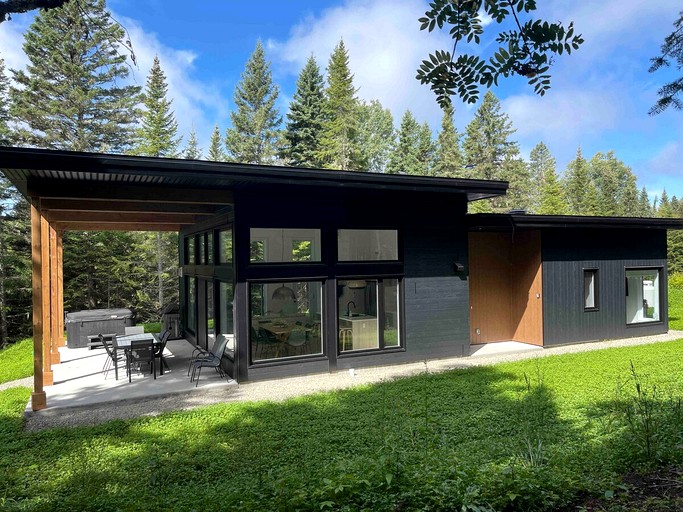 Gorgeous Vacation Rental with Hot-tub in Baie Saint Paul, Quebec