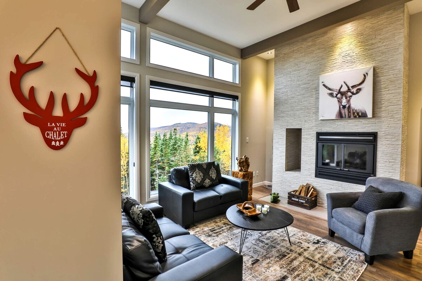 Impressive Cottage with Games, Barbecue and Hot-tub in Petite-Rivière-Saint-François, Quebec