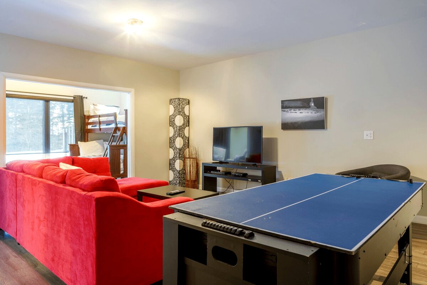 Impressive Cottage with Games, Barbecue and Hot-tub in Petite-Rivière-Saint-François, Quebec