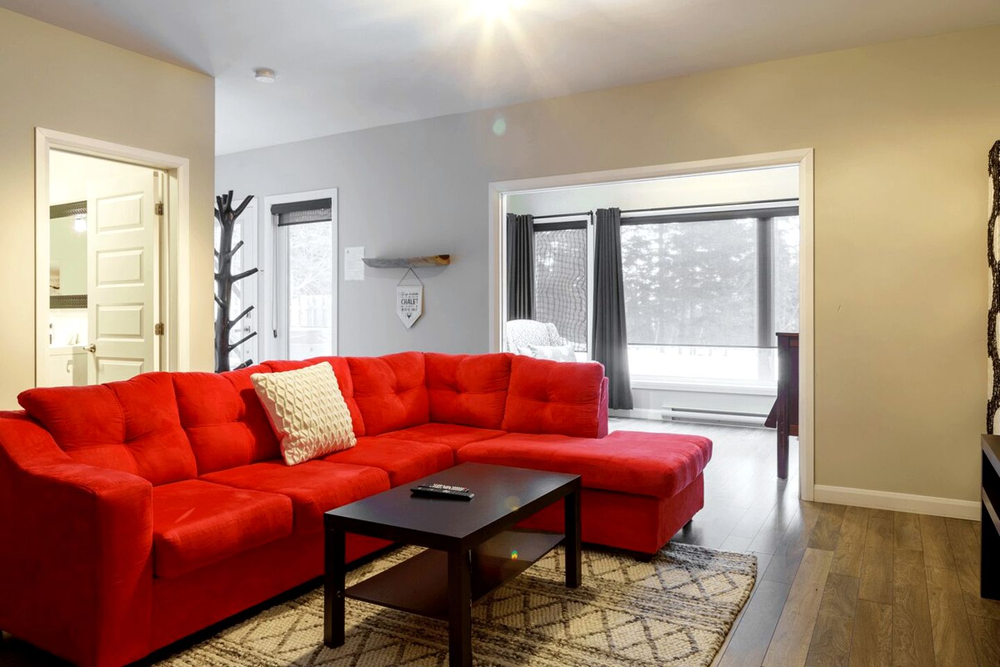 Impressive Cottage with Games, Barbecue and Hot-tub in Petite-Rivière-Saint-François, Quebec